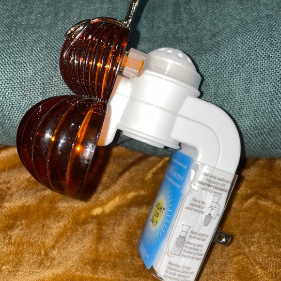 Bath & Body Works Pumpkins 24/7 Nightlight Wallflower Plug - Picture 2 of 3
